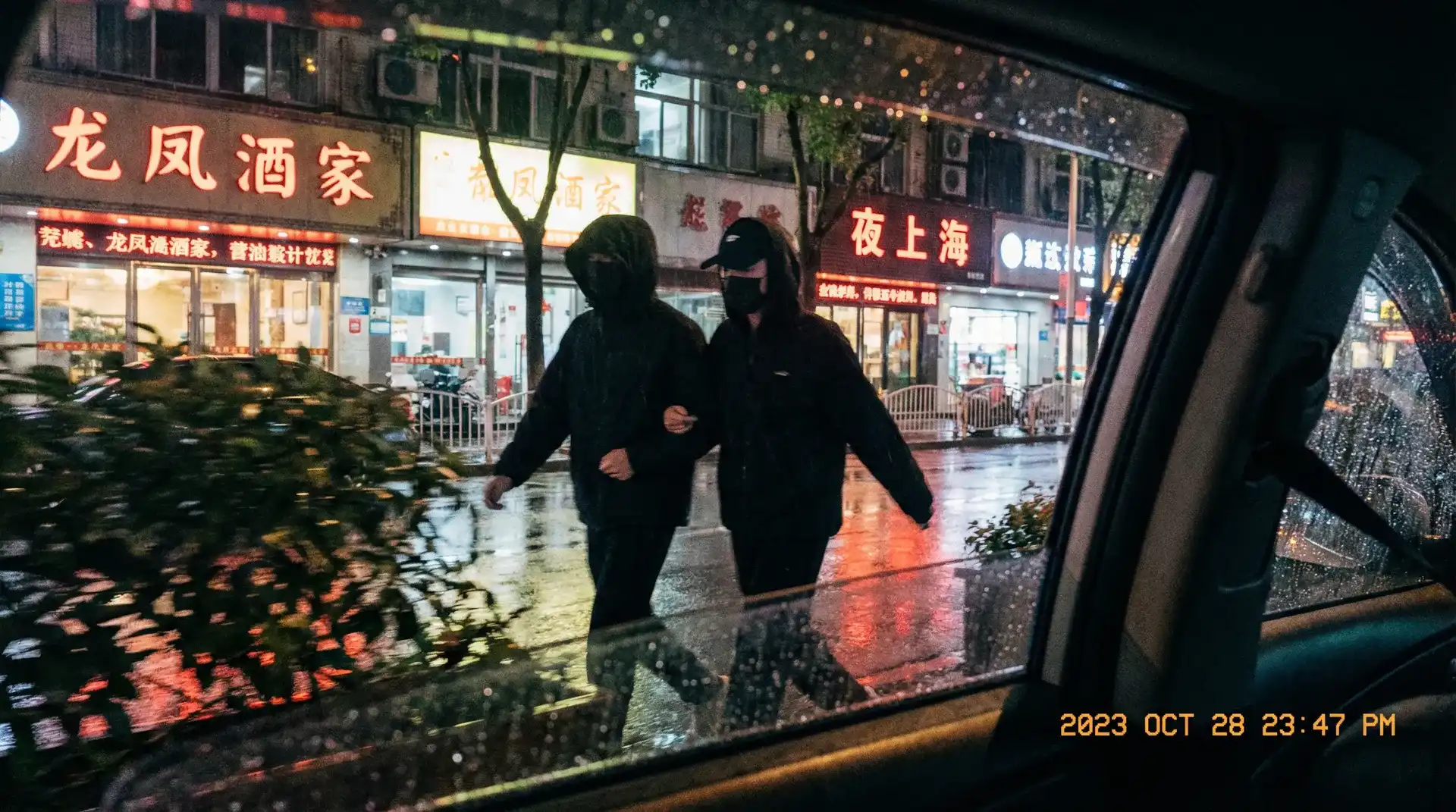 八戒娱乐 - 顶流明星深夜密会现场抓拍照片
